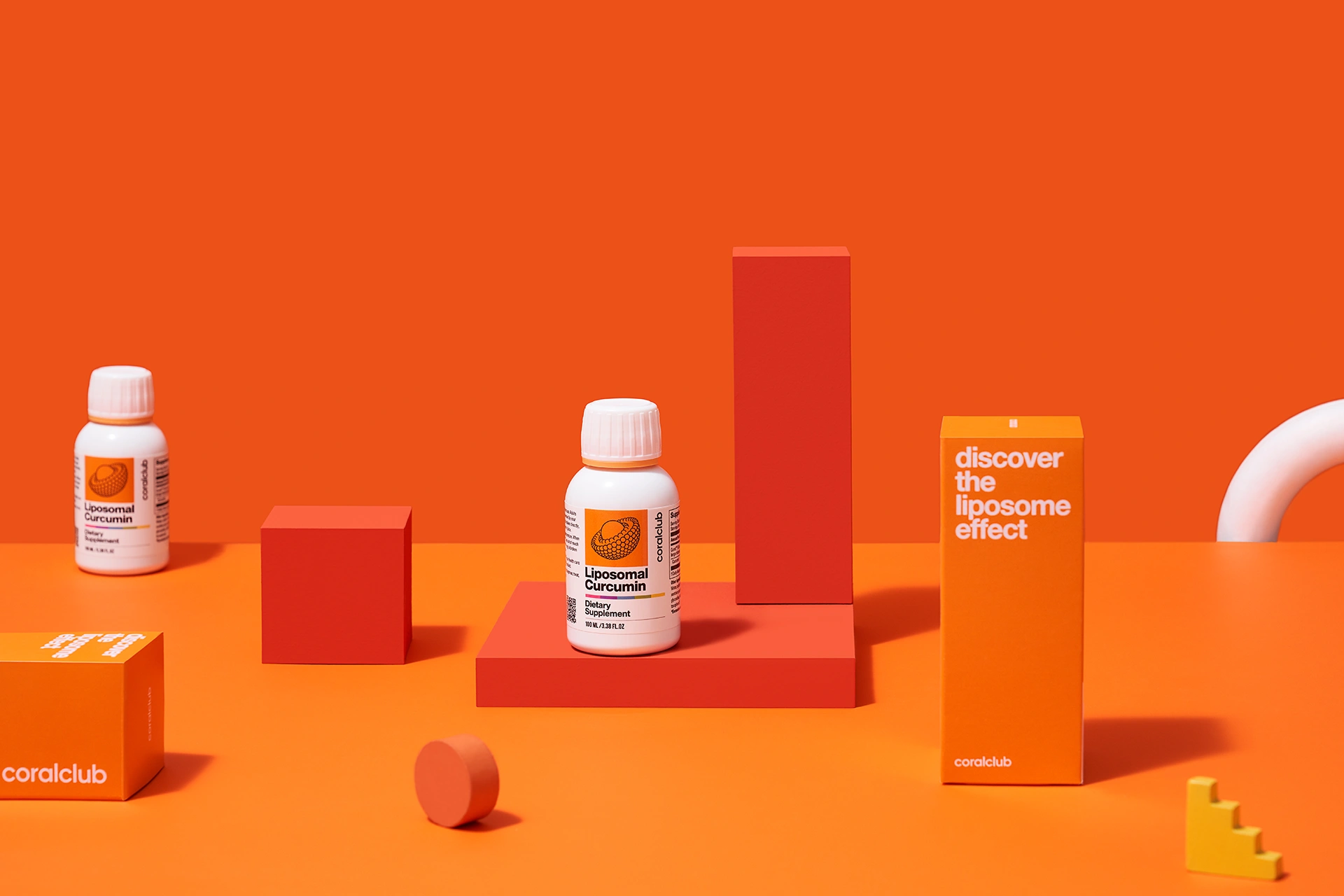 Флакон Liposomal Curcumin на тлі свіжого кореня куркуми