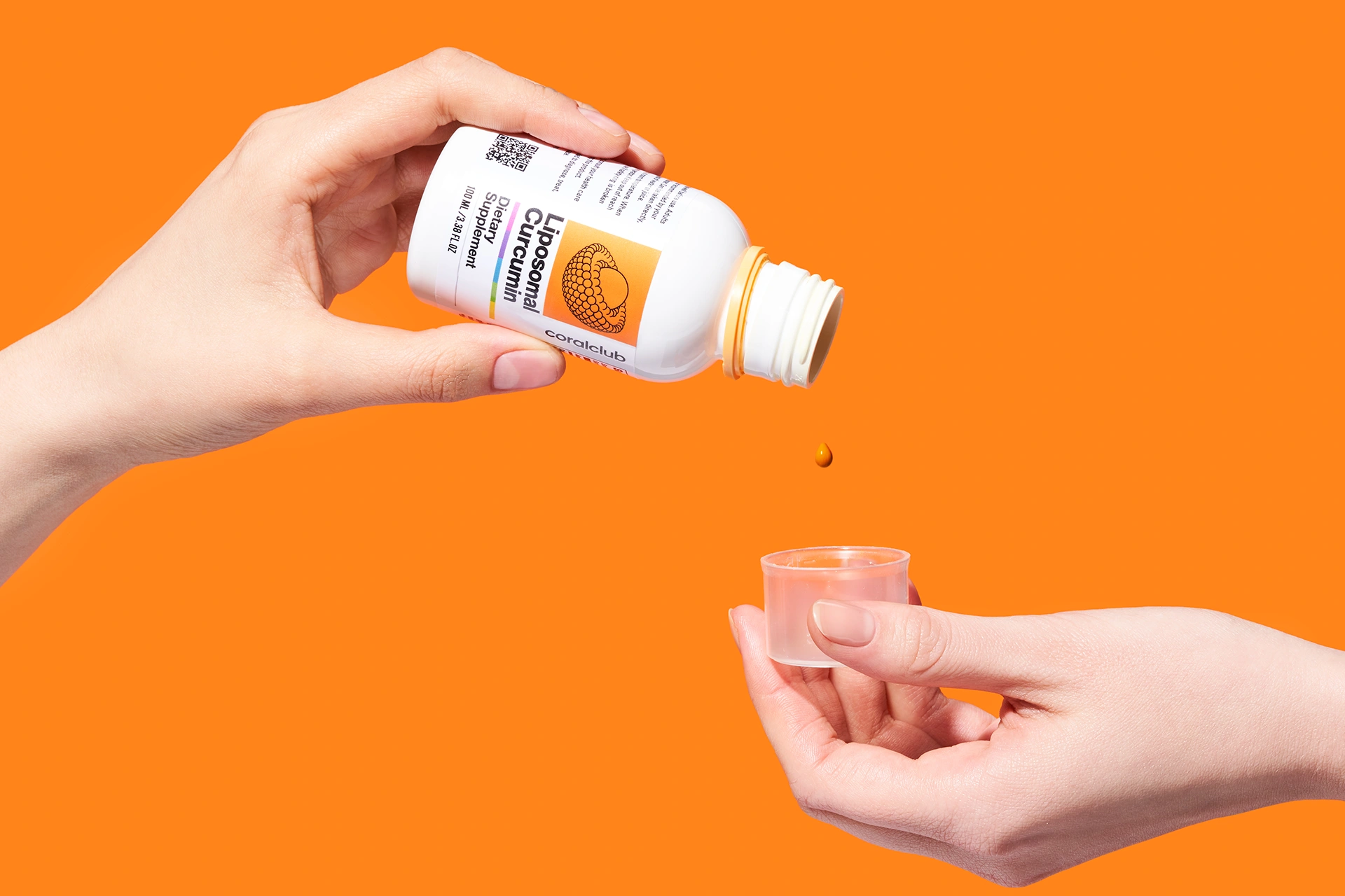 Мірний ковпачок з насиченою краплею рідкого Liposomal Curcumin