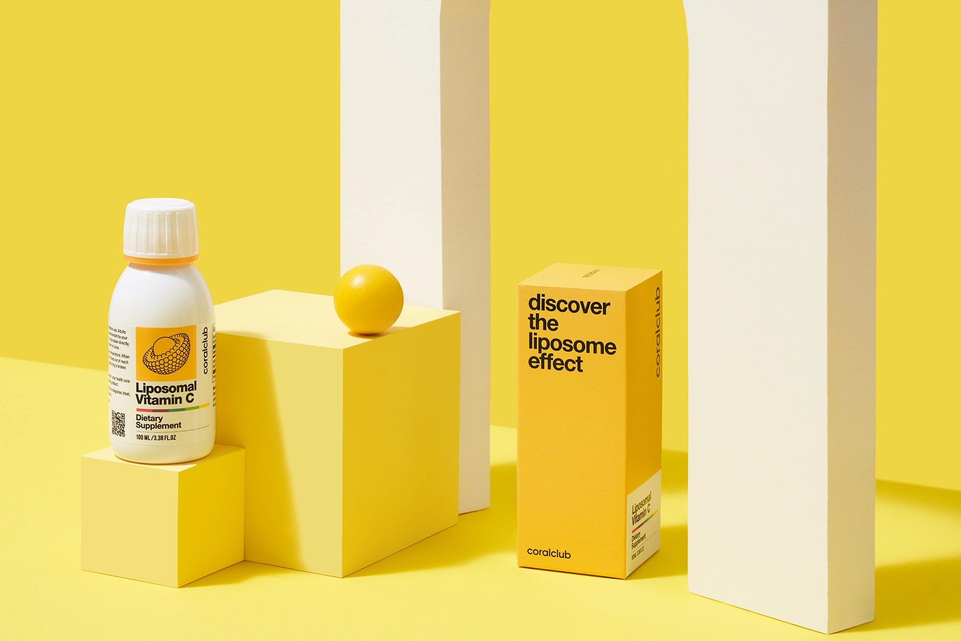 Флакон преміального нутрицевтика Liposomal Vitamin C в елегантному лайфстайл-оточенні