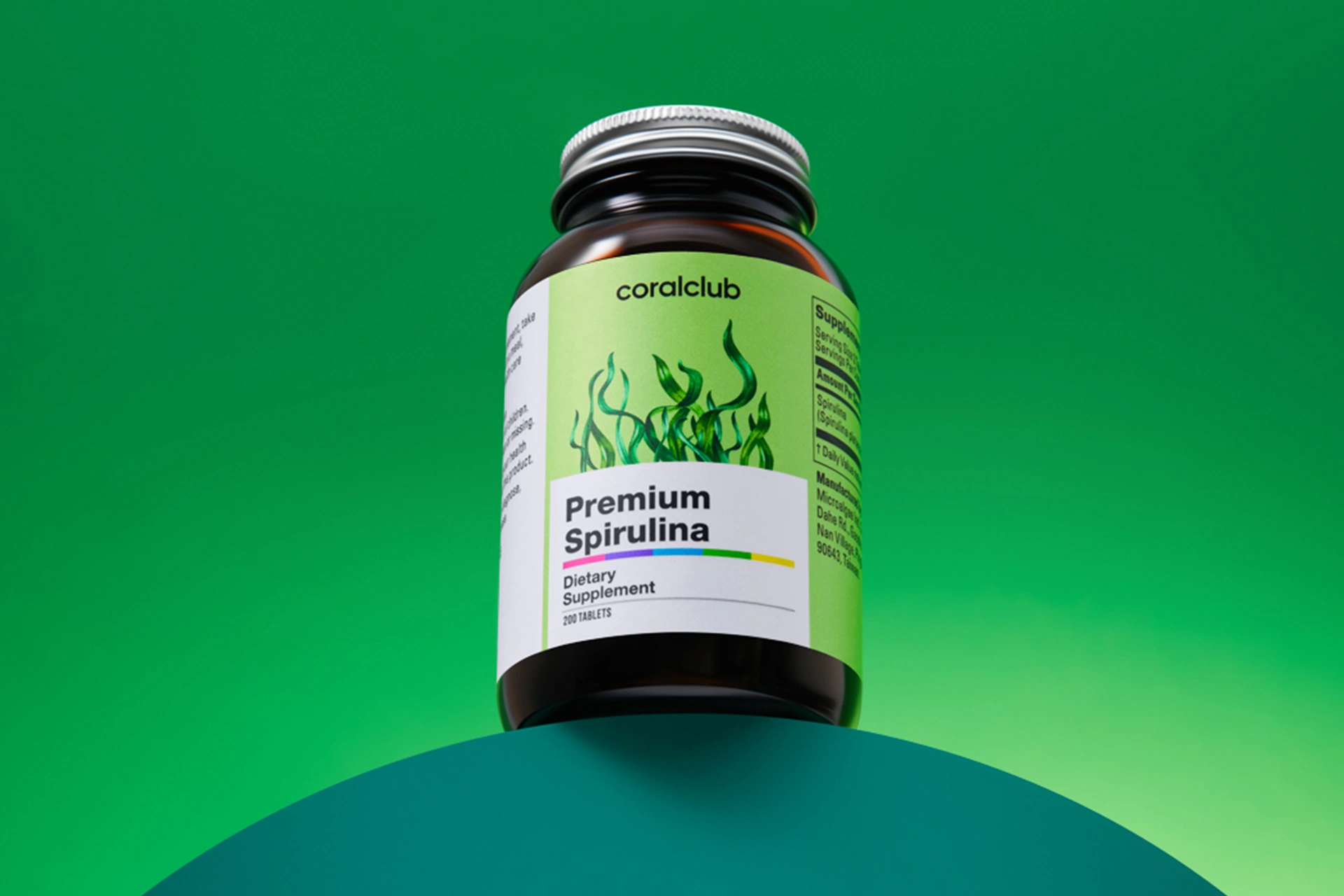 Зручний формат таблеток Premium Spirulina поруч зі свіжими зеленими суперфудами