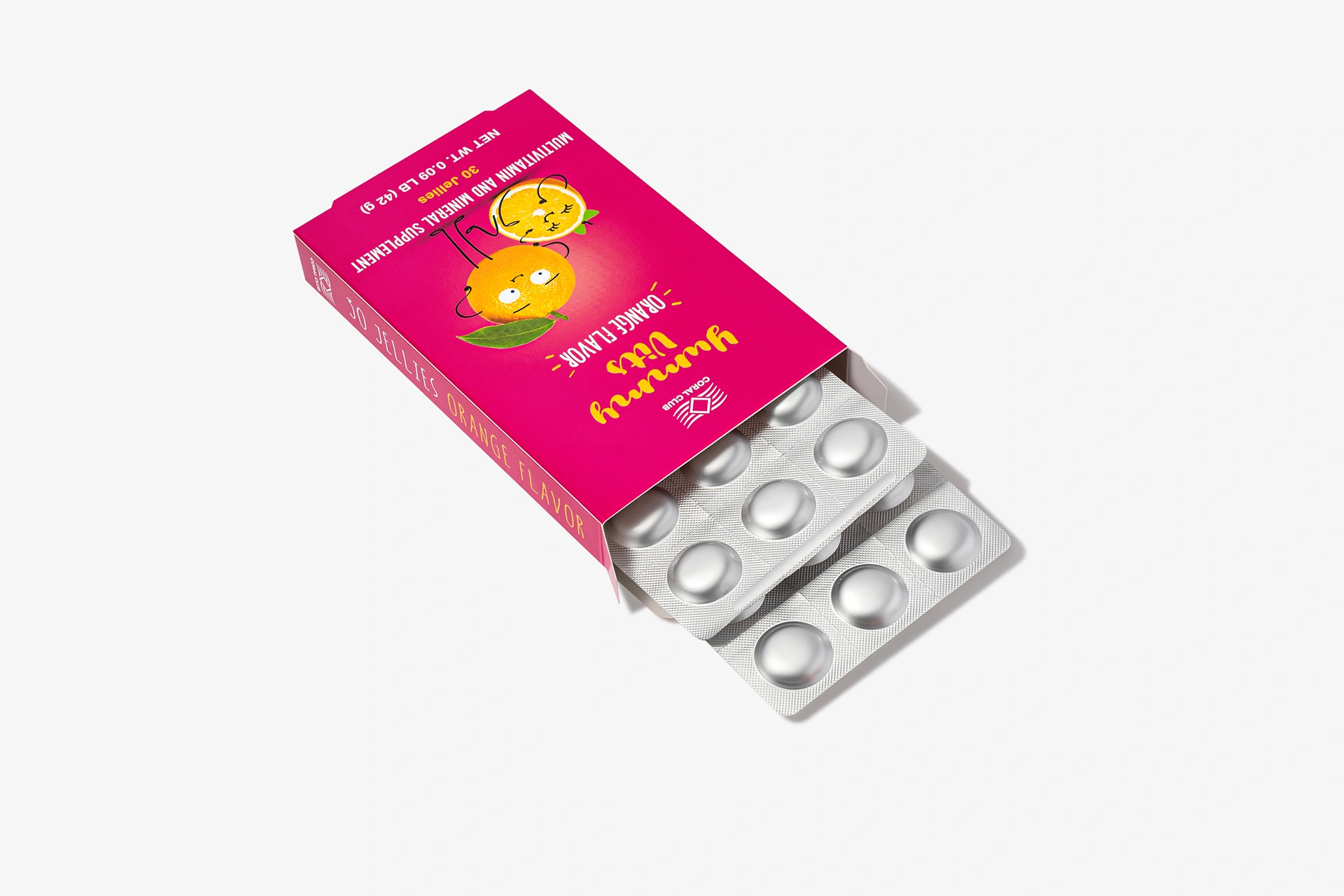 Жувальні вітаміни Yummy Vits Orange у дитячих руках на тлі здорового ранкового сніданку