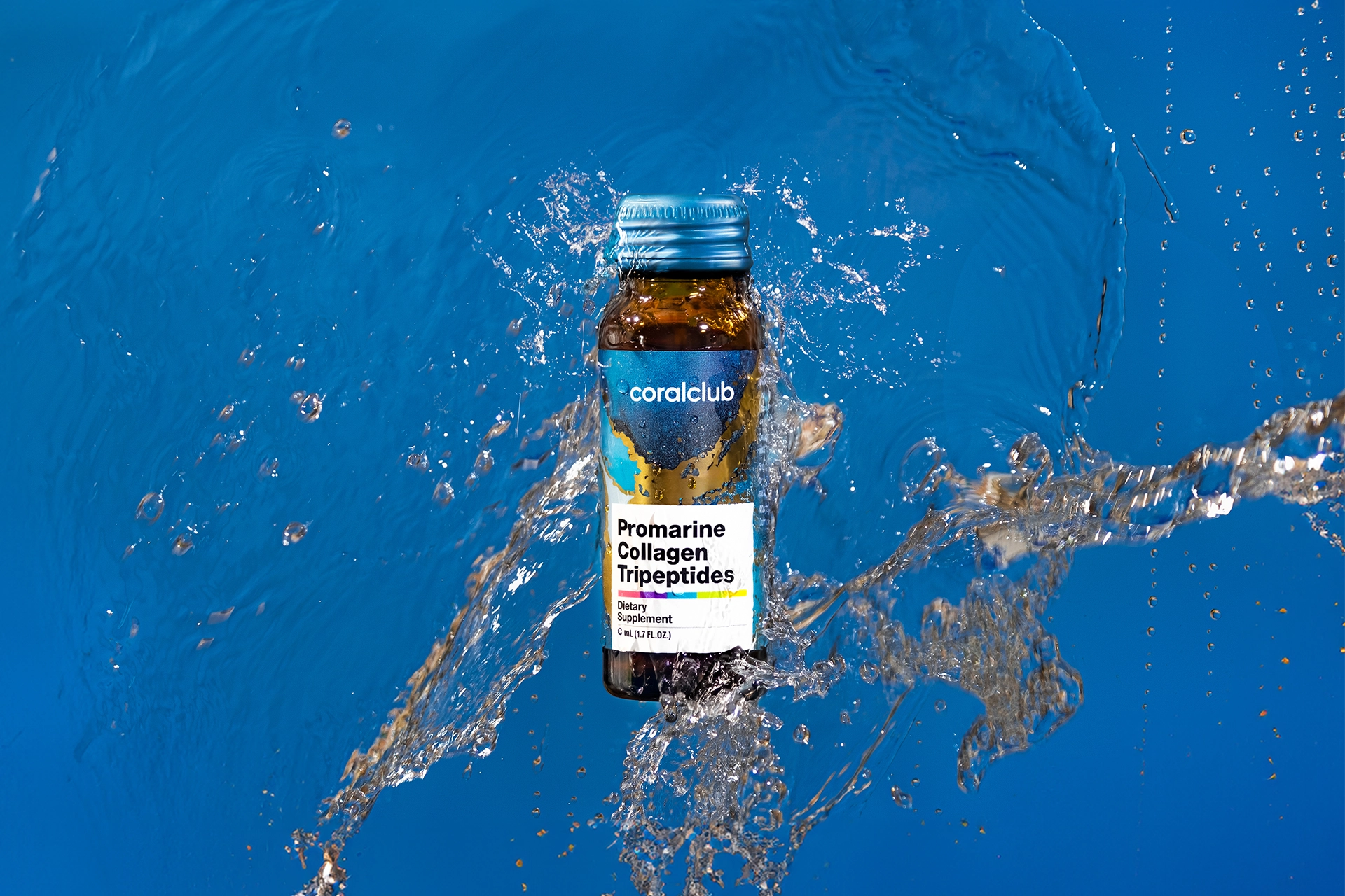 Un flacon en verre du complexe Promarine Collagen Tripeptides immergé dans de l'eau pure