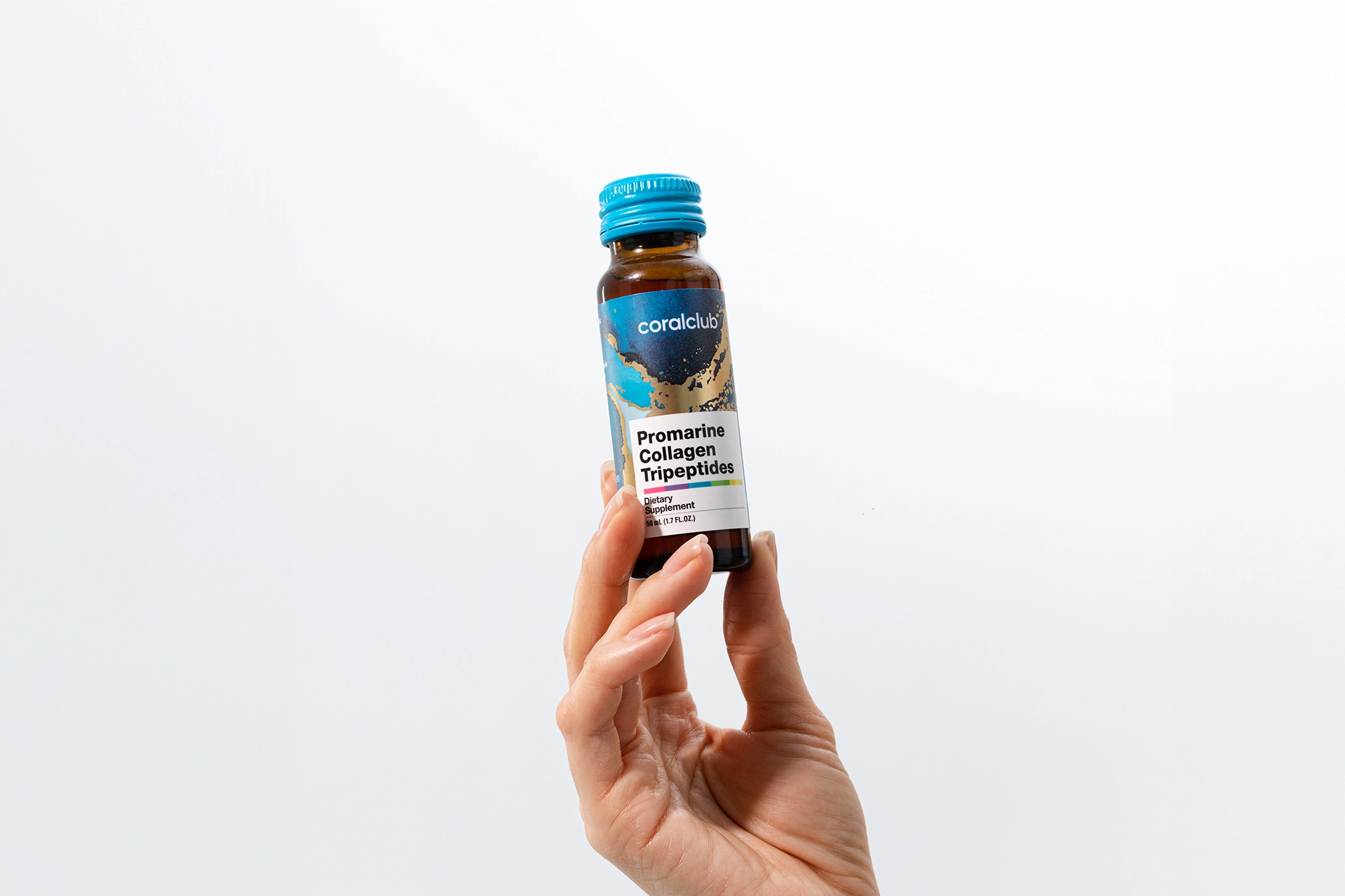Présentation élégante : flacon de Promarine Collagen Tripeptides à la main face à la lumière matinale
