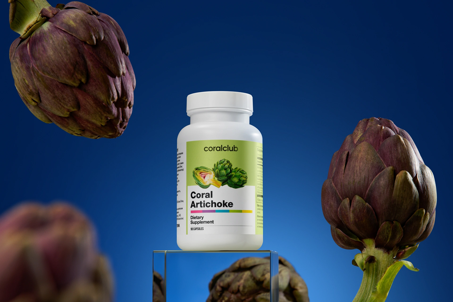Баночка комплексу Coral Artichoke на тлі свіжих рослинних інгредієнтів і зелені