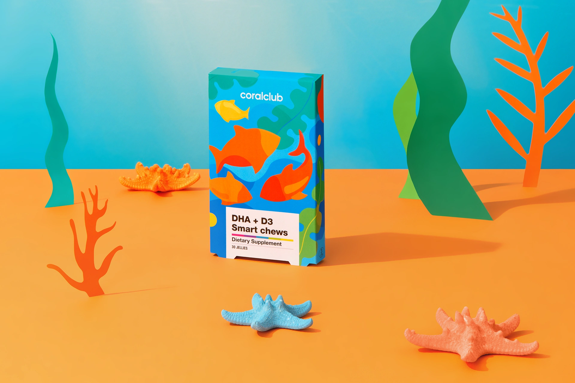 Жувальна пастилка DHA+D3 Smart Chews на тлі свіжих цитрусових і дитячої книги